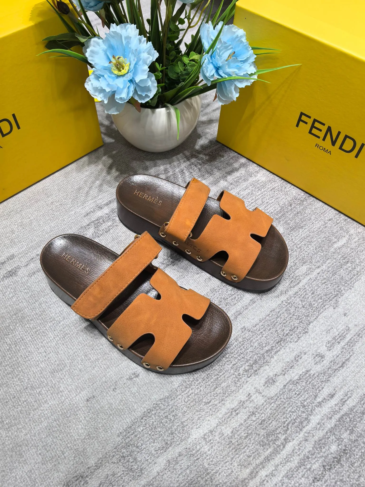 👟👟Ex-factory price 480👟👟Hermes second uncle clog slippers, original development + British retro design, classic and durable! The ultimate 1:1 body shape, imported high-end fabrics showing exquisite texture! Customized A-grade wood sole with mold opening and luxurious packaging! - Unique quality, 35-40 41 42 customized, non-refundable and non-exchangeable